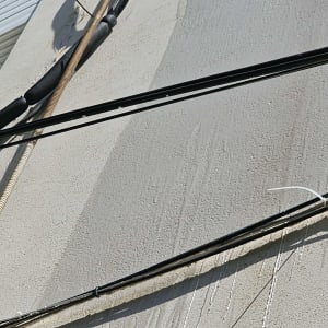 כבלים על קיר עם סימני איטום ונזילות