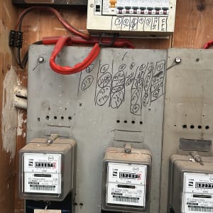 לוח חשמל עם מונים וחוטים חשמליים