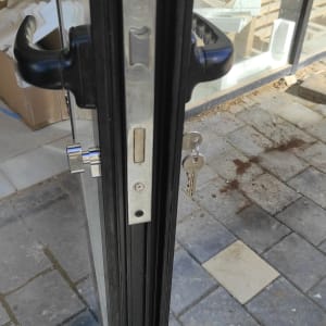 מנעול דלת זכוכית עם מפתח