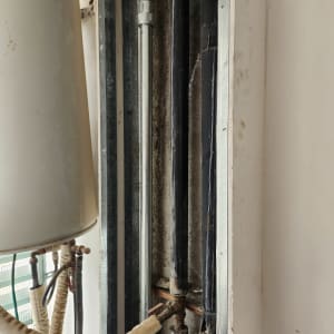 צינורות מים ומחברים במערכת אינסטלציה