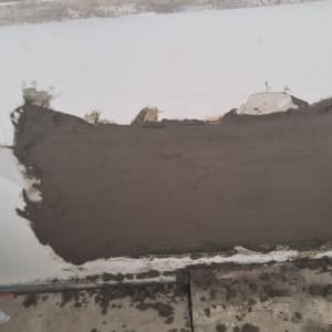 תיקון קיר עם טיח רטוב וחוטי חשמל חשופים