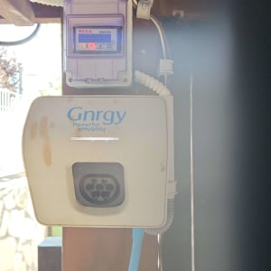 מטען לרכב חשמלי עם חיבורים וכבלים