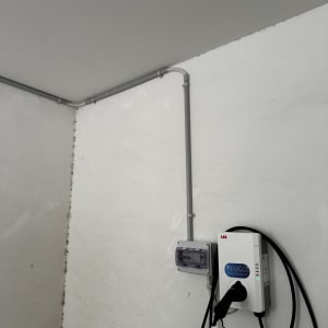 מטען חשמלי מותקן על קיר עם כבלים