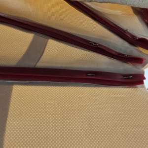 חלקי סוכך עם מסגרת אדומה