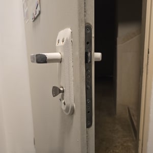 דלת עם מנעול פתוח ומפתח