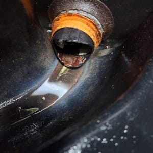 חלקי צנרת עם חלודה ומים