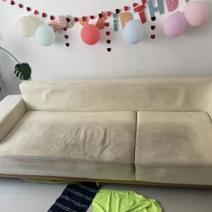 ספה בהירה עם כתמים על המושב