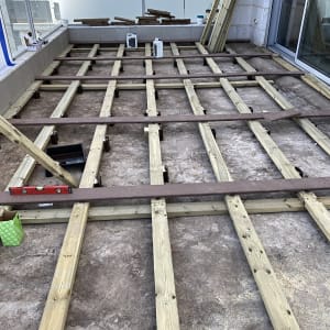 מסגרת עץ לבניית דק על רצפת בטון