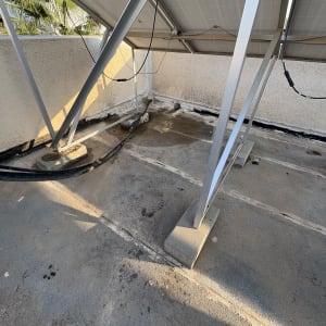 מבנה מתכת על גג עם חיבורים וכבלים