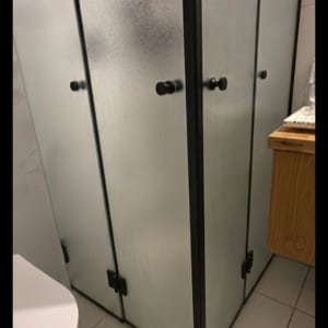 מקלחון זכוכית עם דלתות מט בחדר אמבטיה