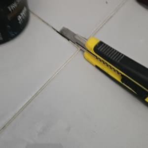 סכין חיתוך על אריחי קרמיקה עם פגם