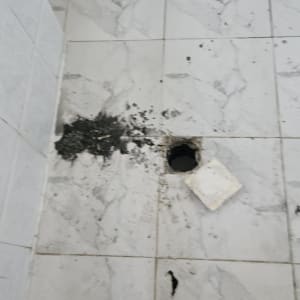 רצפה עם חור ותיקון צנרת