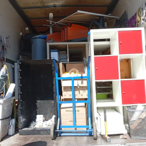 תכולת משאית עם רהיטים וציוד לפינוי בית