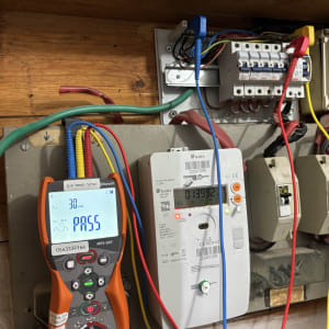 מד חשמל ותיבת נתיכים עם חוטים צבעוניים