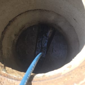 צינור כחול בתוך צינור ביוב