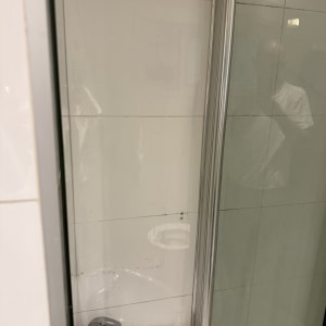 כיור ומקלחון בחדר אמבטיה