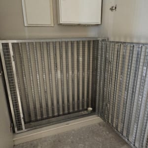 מסגרת מתכת מותקנת על קיר עם ארונות חשמל