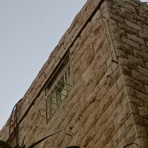 קיר אבן עם חלון וסורגים