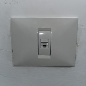 שקע רשת על קיר לבן, מתאים לטכנאי רשתות