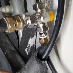 חיבורים וצינורות במערכת סולארית