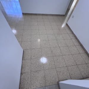 רצפה נקייה ומבריקה במסדרון עם אור משתקף