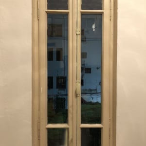 חלון זכוכית עם מסגרת עץ, נוף חיצוני בלילה
