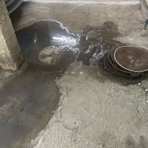 שלולית מים על רצפת בטון ליד רכב חונה