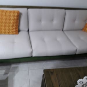 כריות כתומות על ספה עם ריפוד בהיר