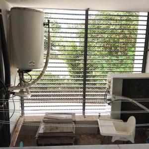 רשת מתכת למניעת כניסת יונים במרפסת