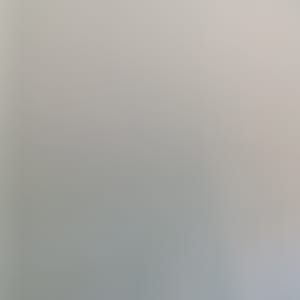 קיר צבוע בגוון בהיר