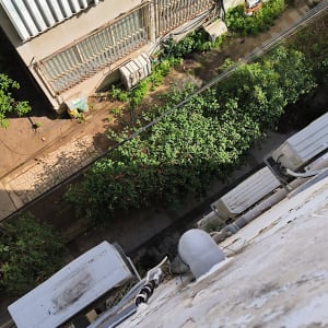 צינור אטום על קיר חיצוני של בניין