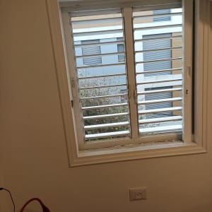 חלון עם תריסים פתוחים חלקית