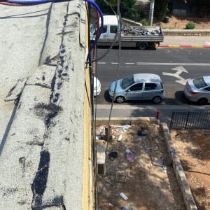 גג עם עבודות איטום וחוטים חשמליים