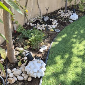 תאורת גינה עם פנסים ומנורות שקועות באדמה