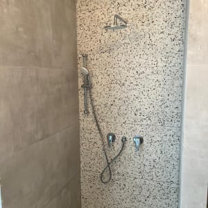 מקלחת עם אריחים חדשים וברזים מותקנים