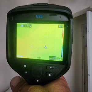 מצלמה תרמית מציגה תמונה עם טמפרטורות שונות