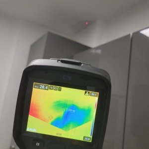 מצלמה תרמית מציגה תמונה צבעונית על מסך