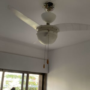 מאוורר תקרה עם חוטי חשמל חשופים