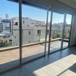 מרפסת עם חלונות גדולים ונוף עירוני