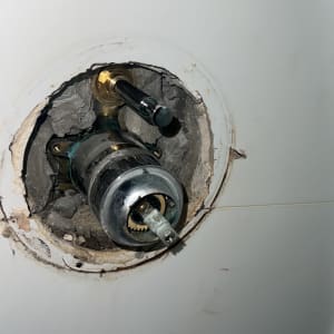 חלקי ברז חשופים בקיר, צינור מתכת וחיבורים