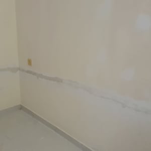 קיר עם תיקוני טיח ושקע חשמל