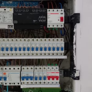 לוח חשמל עם מפסקים וחוטי חשמל