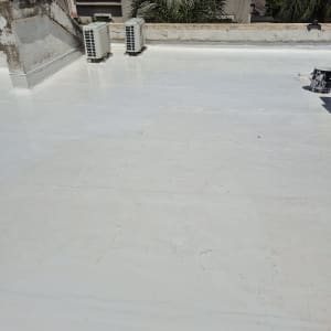 גג אטום בצבע לבן עם יחידות מיזוג אוויר