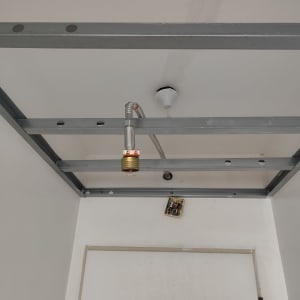 מערכת כיבוי אש מותקנת בתקרה עם מתז