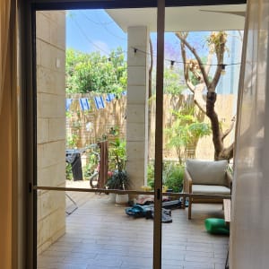 דלת הזזה מזכוכית עם נוף לגינה