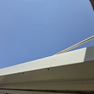 תמונה של גג או מבנה תחת שמיים כחולים
