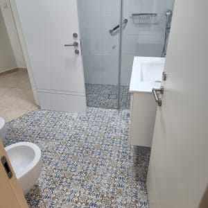 חדר אמבטיה עם מקלחון, כיור ואסלה