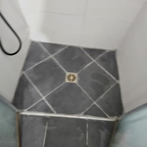 רצפת מקלחת עם ניקוז מרכזי