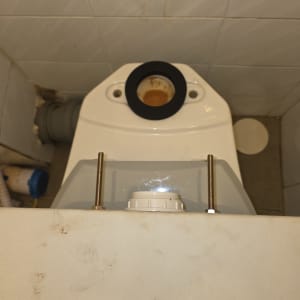 מיכל הדחה לאסלה עם חיבורי צנרת