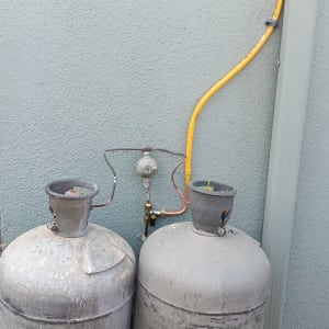 חיבור שני בלוני גז למערכת גז עם וסת וצינור גז צהוב